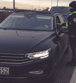 radiowóz na drodze.