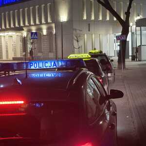 Policjant kontroluje kierowce taksówki.