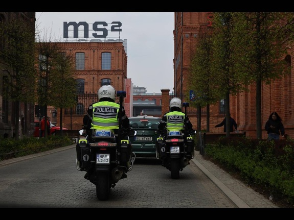 Policjanci na motocyklach.