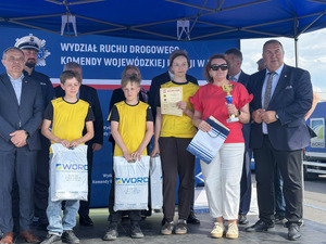 Nagrodzeni uczniowie.