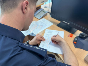 Policjant sprawdzający test.