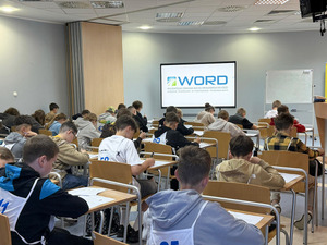 Uczniowie wypełniają test.