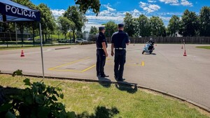 Policjanci obserwują motocyklistę.