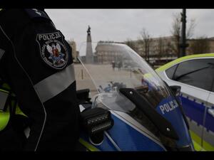 Fragment radiowozu i motocykla ruchu drogowego.