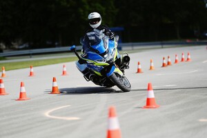 Policjant na motocyklu na placu manewrowym.