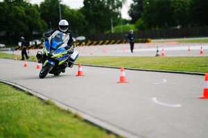 Policjant na motocyklu na placu manewrowym.