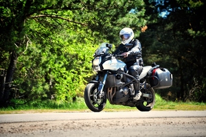 Motocyklista podczas jazdy.