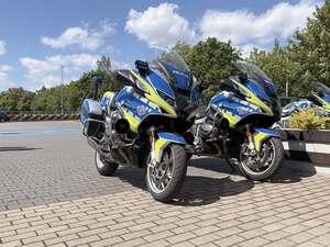 policyjne motocykle na parkingu.