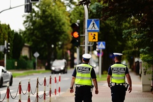 Dwaj policjanci na chodniku.