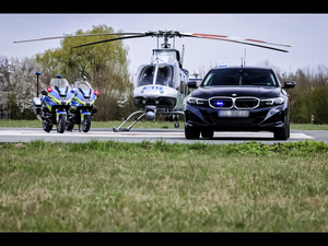 Policyjny śmigłowiec, radiowóz oraz motocykle.