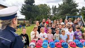 Policjantka prowadzi dla dzieci prelekcje.