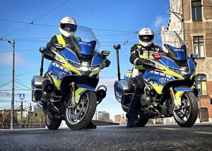 Dwaj policjanci na motocyklach służbowych.