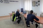 sala w komendzie policji, przy komputerze siedzą dwaj umundurowani policjanci uczestniczący w szkoleniu online