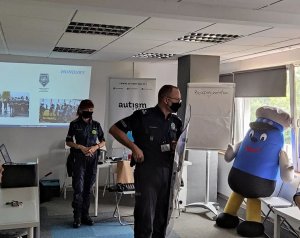 policjant i policjantka w maseczkach podczas prelekcji