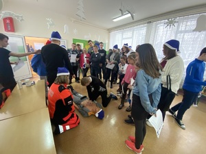 Zespół Medyczny Oddziału Prewencji Policji w Łodzi prowadzą warsztaty dla dzieci z udzielania pierwszej pomocy.