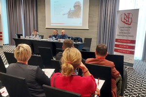 Prelegenci i uczestnicy seminarium zorganizowanego przez Narodowy Instytut Samorządu Terytorialnego - państwową jednostkę budżetową podległą Ministrowi Spraw Wewnętrznych i Administracji.