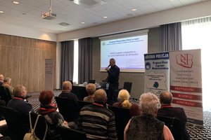 Policjant wygłasza wykład pod nazwą &quot;Współczesne zagrożenia na jakie narażeni są seniorzy&quot;. Na zdjęciu uczestnicy seminarium zorganizowanego przez Narodowy Instytut Samorządu Terytorialnego - państwową jednostkę budżetową podległą Ministrowi Spraw Wewnętrznych i Administracji.