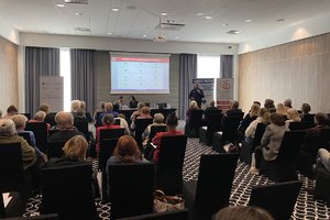Policjant omawia funkcjonalność Krajowej Mapy Zagrożeń Bezpieczeństwa. Na zdjęciu uczestnicy seminarium zorganizowanego przez Narodowy Instytut Samorządu Terytorialnego - państwową jednostkę budżetową podległą Ministrowi Spraw Wewnętrznych i Administracji.