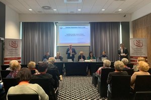 Prelegenci i uczestnicy seminarium zorganizowanego przez Narodowy Instytut Samorządu Terytorialnego - państwową jednostkę budżetową podległą Ministrowi Spraw Wewnętrznych i Administracji.