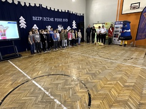 Dzieci śpiewają piosenkę na temat bezpieczeństwa podczas ferii zimowych.