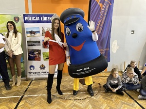 Miss polonia województwa łódzkiego z maskotką policji województwa łódzkiego &quot;Komisarzem Błyskiem&quot;.