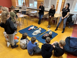 Przedstawiciele Centrum Powiadamiania Ratunkowego w Łodzi przedstawiają dzieciom jak należy udzielać pierwszej pomocy.