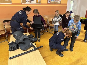 Funkcjonariusze z Oddziału Prewencji Policji w Łodzi prezentują sprzęt i umundurowanie policjanta prewencji.