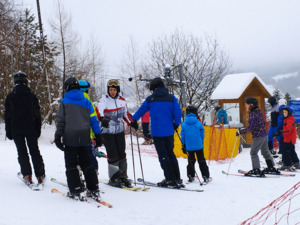 Uczestnicy zimowisk na stoku narciarskim.