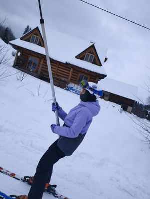 uczestnicy zimowisk na stoku narciarskim