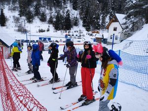 Uczestnicy zimowisk na stoku narciarskim.