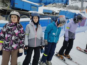 uczestnicy zimowisk na stoku narciarskim