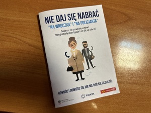 Ulotki informacyjne „Seniorze, nie pozwól się oszukać! Poznaj metody przestępców i nie daj się nabrać!”.
