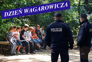 Policjanci w granatowych mundurach obserwujący grupkę młodych ludzi, którzy siedzą w lesie. Na zdjęciu napis dzień wagarowicza.
