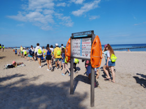 Uczestnicy letnich kolonii na plaży w Jarosławcu.