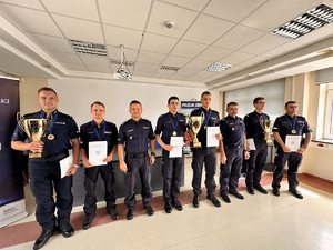 Zwycięzcy turnieju wraz Zastępcą Komendanta Wojewódzkiego Policji w Łodzi oraz Naczelnikiem Wydziału Prewencji.