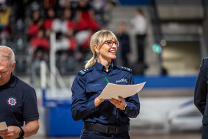 Kobieta policjantka trzyma kartkę.