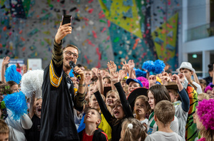 Raper Mikser robi sobie selfi z dziećmi.