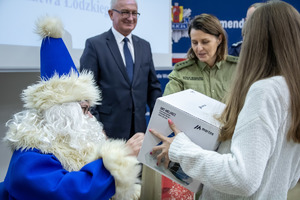 Niebieski mikołaj rozdaje prezenty.