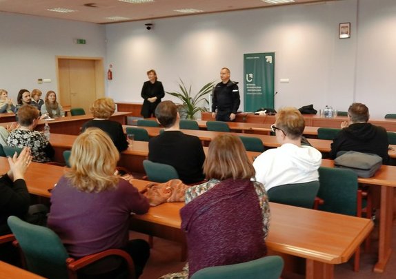 Policjant w trakcie szkolenia na Uniwersytecie Łódzkim.