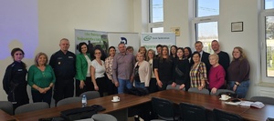 Zdjęcie grupowe osób biorących udział w spotkaniu.