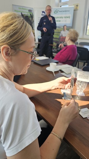Uczestnik szkolenia ogląda zawartość walizki edukacyjnej.