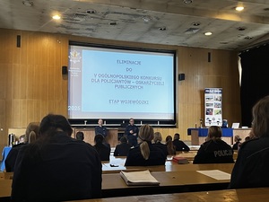 Policjanci podczas testu wiedzy na konkursie.