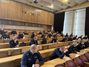 Policjanci podczas testu wiedzy na konkursie.