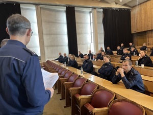 Policjanci podczas testu wiedzy na konkursie.