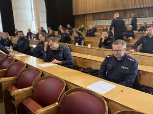 Policjanci podczas testu wiedzy na konkursie.