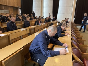Policjanci podczas testu wiedzy na konkursie.
