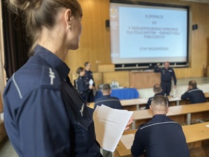 Policjanci podczas testu wiedzy na konkursie.