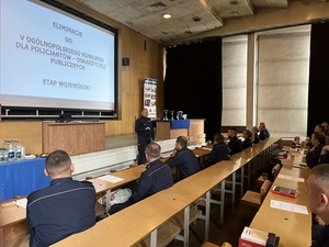 Policjanci podczas testu wiedzy na konkursie.