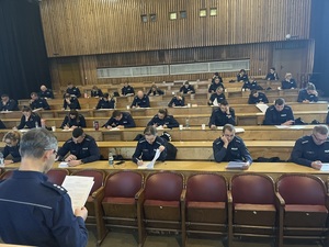 Policjanci podczas testu wiedzy na konkursie.