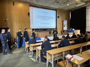 Policjanci podczas testu wiedzy na konkursie.
